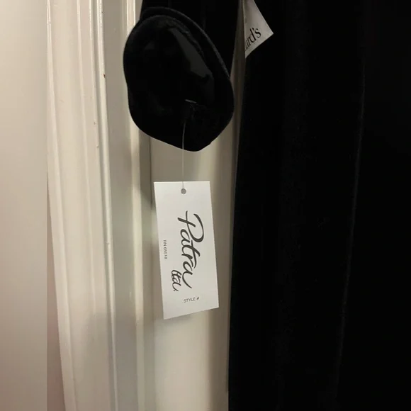 Elegant Black Velvet Cape or Light overcoat. 
Dramatic and Party Ready! - Picture 3 of 4